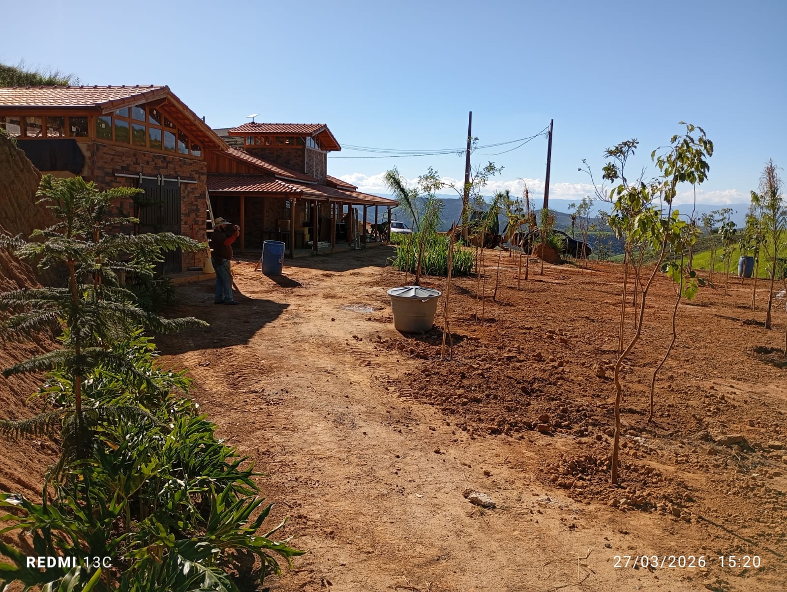 Área externa com jardim em implantação